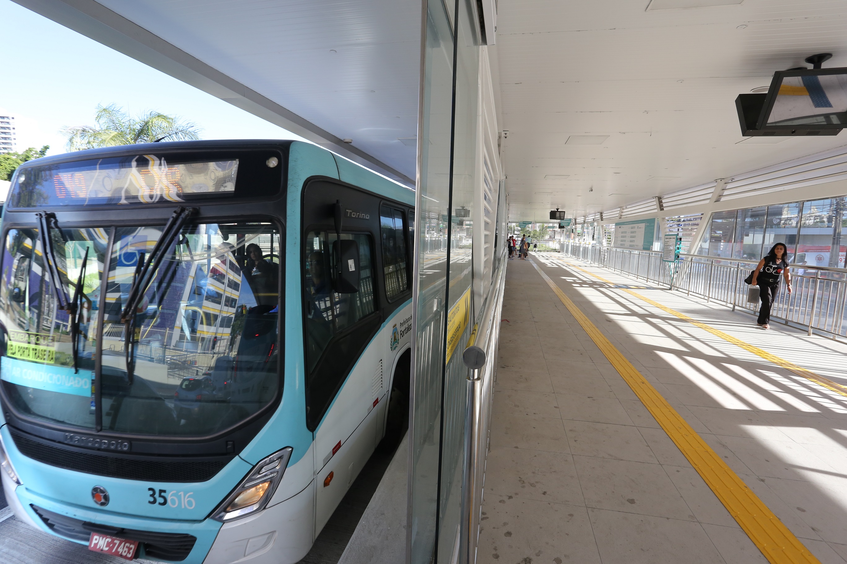 ônibus parado num estação do BRT